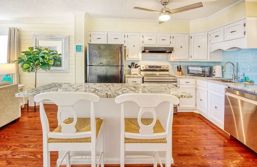 Holden Beach Condo | Newly-updated luxury beach condo with ocean views, balcony, & beach access