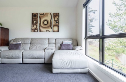 Newstead House | Newstead Haven: Sleeps Many, Entertains Plenty