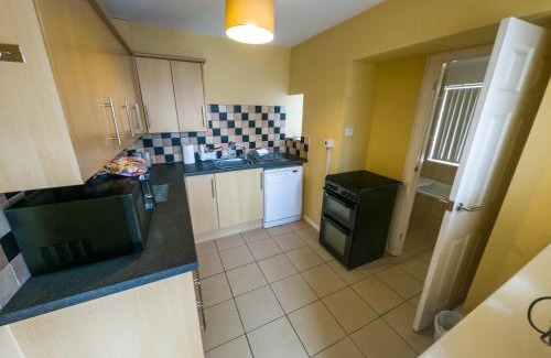 Newton Apartment | NEWTON HEATH APARTMENT -750mtrs to beach - Spacious ground floor - Sleeps 6