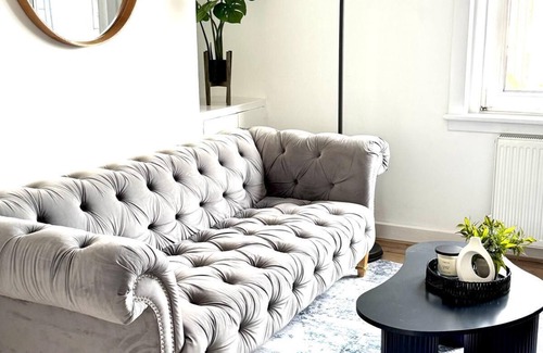 Bo'ness Apartment | Newtown Hideaway- apartment with private driveway