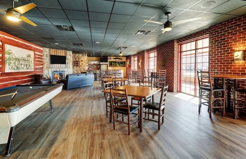 Moline House | Next Mississippi River, Deluxe King Suite, Stoney Creek Quad Cities