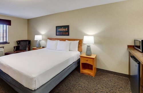 Moline House | Next Mississippi River, Deluxe King Suite, Stoney Creek Quad Cities