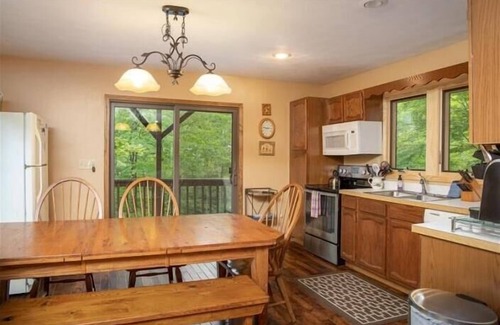 Northface House | NF17- Cool Creek side home! Hot Tub! Pets ok!