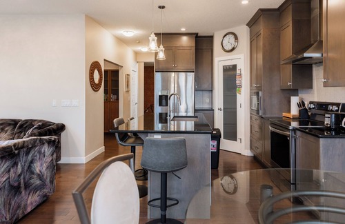 Calgary House | nFamily-Sized 4 Br Home Close to Banff National Parkn10 mins to Calgary airportn