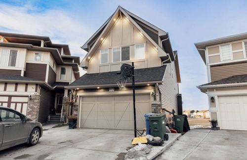 Calgary House | nFamily-Sized 4 Br Home Close to Banff National Parkn10 mins to Calgary airportn