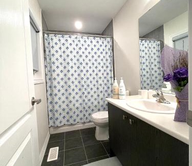 Thorold House | Niagara Falls BNB 15 mins away from Falls
