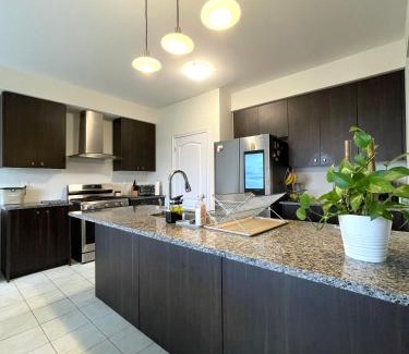 Thorold House | Niagara Falls BNB 15 mins away from Falls