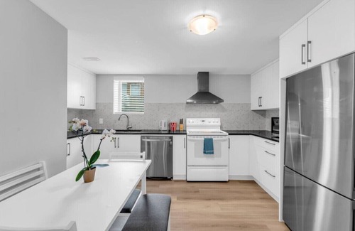St. Catharines Apartment | Niagara Falls & Wineries | 3BR Modern Home w/King