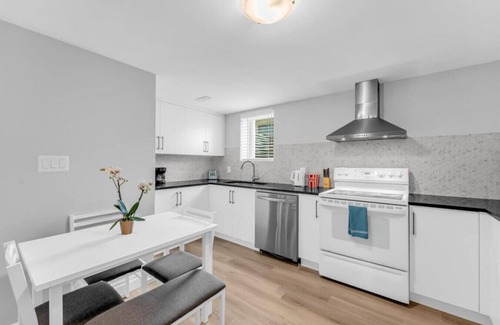 St. Catharines Apartment | Niagara Falls & Wineries | 3BR Modern Home w/King