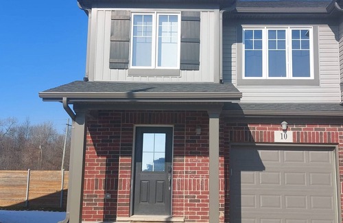 Thorold House | Niagara Sleeps 6 Cozy 3bed 3bath Near Falls