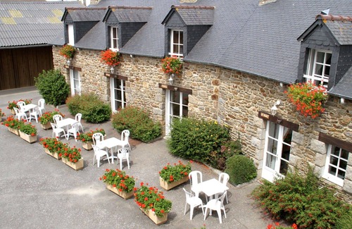 Saint-Jouan-des-Guerets Apartment | Nice apartment for 4 people with WIFI, pool, TV, terrace and parking