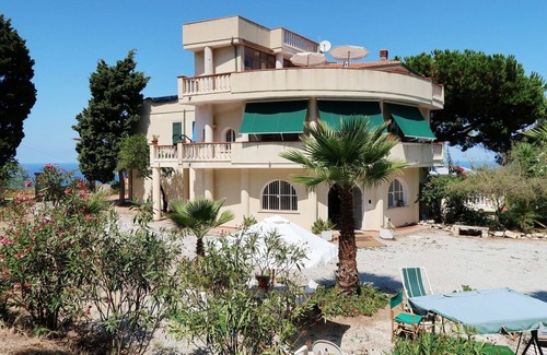 Santa Domenica Apartment | Nice apartment for 4 guests with WIFI, A/C, TV, balcony, pets allowed and parking