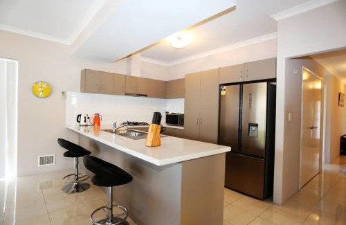 Canning Vale Apartment | Nice and Neat House for your Journey - Renovated
