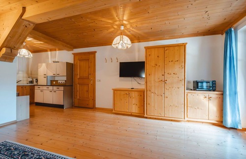 Sankt Martin bei Lofer Villa | Nice apartment in villa for 2 people with TV, balcony and pets allowed
