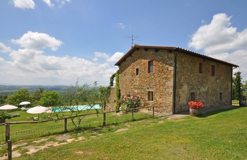 Castelnuovo Berardenga Apartment | Nice apartment for 6 guests with pool, WIFI, terrace, pets allowed, panoramic view and parking