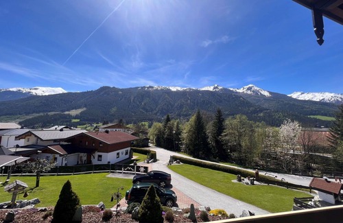 Muhlbach im Pinzgau Apartment | Nice apartment for 8 people with WIFI, TV, terrace, pets allowed, panoramic view and parking