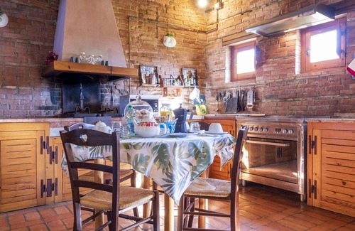 Castiglione del Lago House | Nice apartment in villa with A/C, hot tub, WIFI, pool, TV, patio, pets allowed and parking