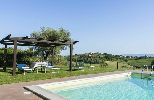 Castiglione del Lago House | Nice apartment in villa with A/C, hot tub, WIFI, pool, TV, patio, pets allowed and parking