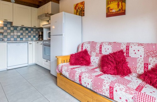 Saint-Sorlin-d'Arves Apartment | Nice apartment well located 10O m from the slopes, ski rental on site