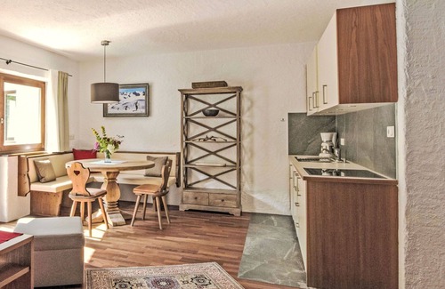 Innsbruck Apartment | Nice apartment for 2 guests with TV, balcony, pets allowed and parking