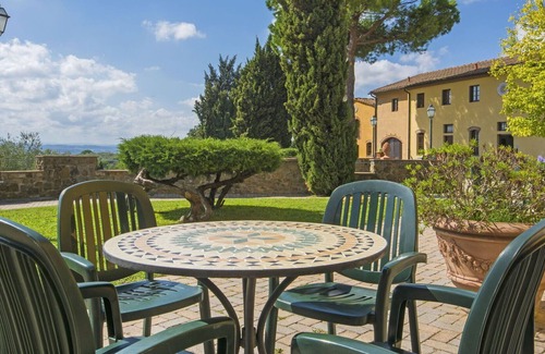 Capraia e Limite Villa | Nice apartment in villa for 4 guests with A/C, pool, WIFI, TV and parking