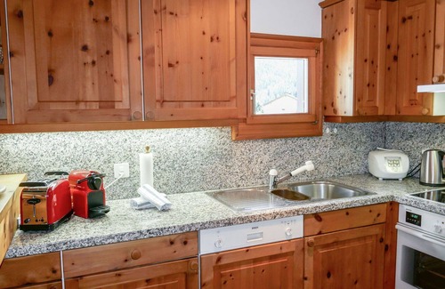 Sils-Maria Apartment | Nice apartment for 4 people with WIFI, TV, balcony, pets allowed and parking