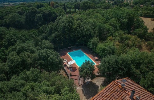 Monteriggioni Apartment | Nice apartment for 4 guests with pool, WIFI, TV, veranda and parking, close to Siena