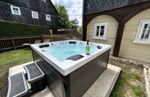 Grossschoenau Apartment | Nice apartment for 12 guests with WIFI, hot tub, TV, patio and pets allowed