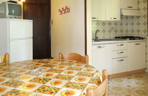 Jesolo Pineta Apartment | Nice apartment for 4 guests with A/C, TV, balcony, pets allowed and parking