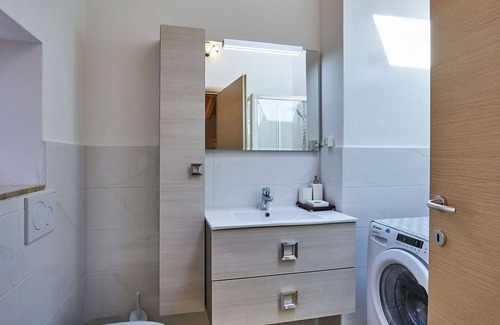 Claino Con Osteno Apartment | Nice apartment for 4 guests with TV, balcony and pets allowed