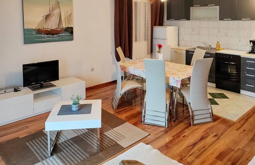 Ribarica Apartment | Nice apartment for 6 guests with A/C, WIFI, TV, terrace and parking