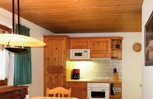 Kauns Apartment | Nice apartment for 6 guests with WIFI, TV, balcony, pets allowed and parking