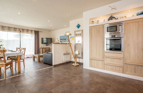 Brignogan-Plage Apartment | Nice apartment for 4 people with WIFI, TV and patio