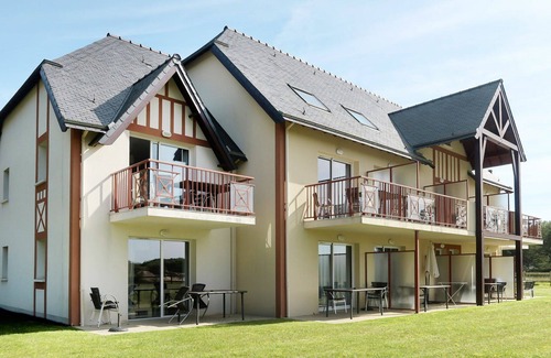 Frehel Apartment | Nice apartment for 4 guests with WIFI, pool, TV, terrace and pets allowed