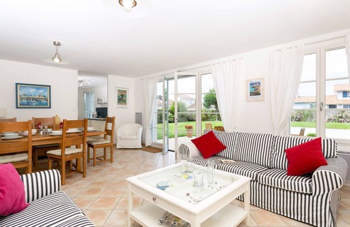L'Aiguillon-sur-Vie Apartment | Nice apartment for 8 people with pool, WIFI, TV, terrace, pets allowed and parking