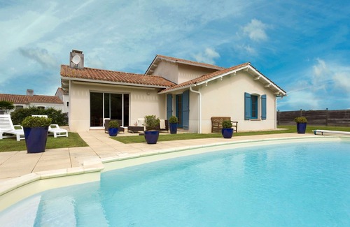 L'Aiguillon-sur-Vie Apartment | Nice apartment for 8 people with pool, WIFI, TV, terrace, pets allowed and parking