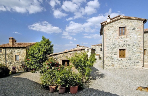 Castelnuovo di Val di Cecina Villa | Nice apartment in villa for 4 people with pool, WIFI, TV, patio and pets allowed