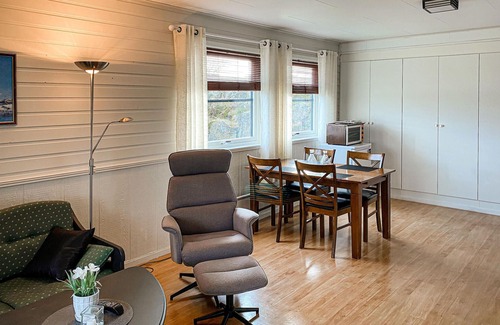 Offersøy Apartment | Nice apartment in Offersøy with sauna