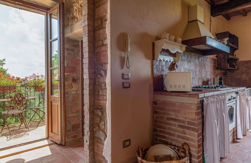 Sasso dʼOmbrone Villa | Nice apartment in villa with WIFI, A/C, pool, TV, patio, pets allowed, panoramic view and parking