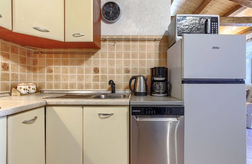 Pinezici House | Nice apartment in villa for 4 guests with A/C, pool, WIFI, TV, terrace, pets allowed and parking
