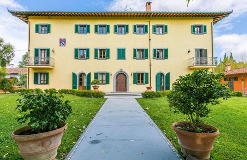 Fucecchio Villa | Nice apartment in villa for 10 people with WIFI, private pool, hot tub, A/C, TV and pets allowed