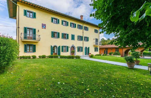 Fucecchio Villa | Nice apartment in villa for 10 people with WIFI, private pool, hot tub, A/C, TV and pets allowed