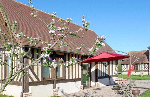Victot - Pontfol House | Nice apartment in villa for 3 guests with pool, WIFI, TV, patio, pets allowed and parking