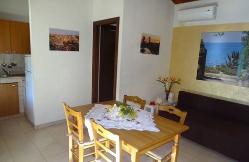 Marina di Modica House | Nice centrally located bungalow directly on the sandy beach