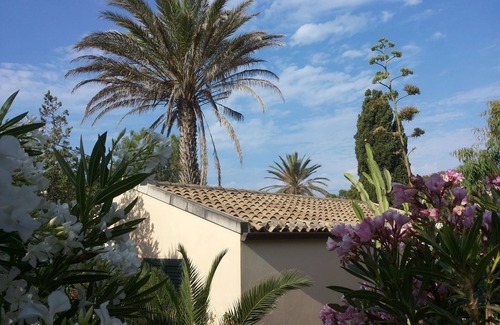 Marina di Modica House | Nice centrally located bungalow directly on the sandy beach