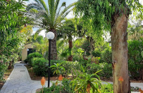 Marina di Modica House | Nice centrally located bungalow directly on the sandy beach