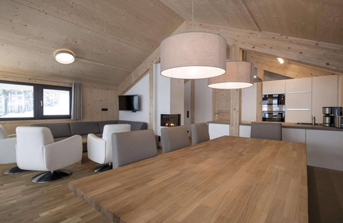 Pichl-Preunegg Ski Chalet | Nice chalet with balconies