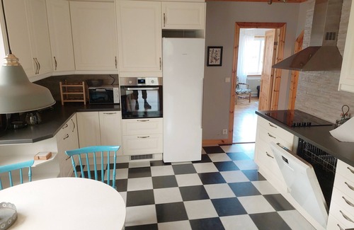 Lonashult Ski Chalet | Nice holiday home with a view of lake Åsnen in Hulevik, Lönashult | SE06056