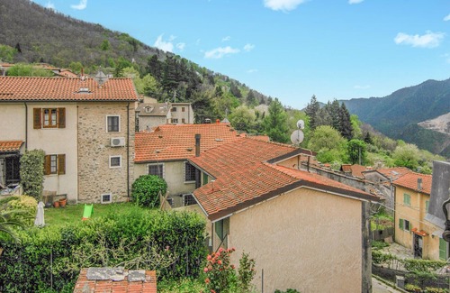 Seravezza House | Nice home in Azzano with WiFi