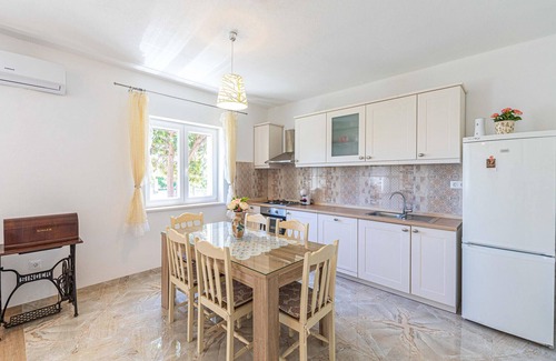 Kastel Novi House | Nice home in Kastel Novi with kitchen